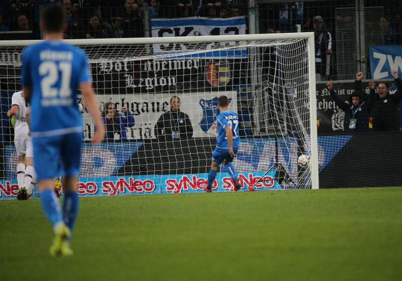 Kramaric berührt den Ball noch minimal vor Überschreiten der Torlinie