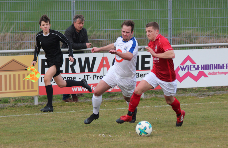 Neuberger (li.) setzt sich durch