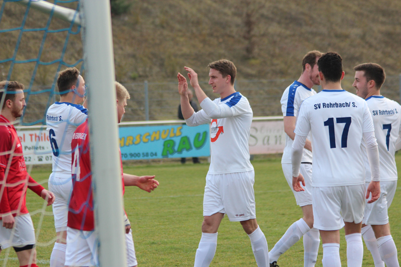 Hack (Mitte) lässt sich feiern