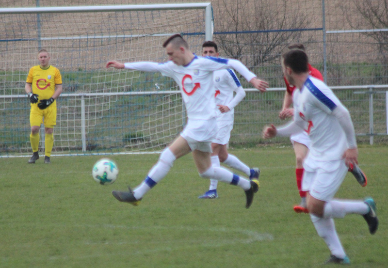 Bauer treibt den Ball durchs Mittelfeld