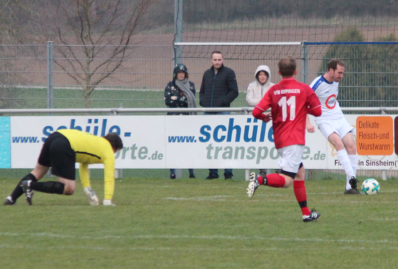 Ohlhauiser (re.) scheitert aus spitzem Winkel