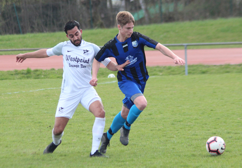 Reißfelder (re.) enteilt seinem Gegenspieler
