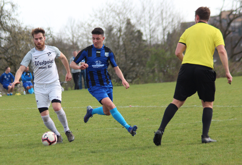 Francesca (Mitte) im Zweikampf