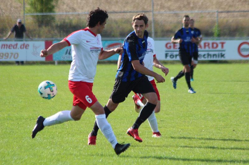 Kann SV-Torjäger Robin Karolus (Mitte) seine Treffsicherheit auch im Spitzenspiel am Sonntag untermauern?