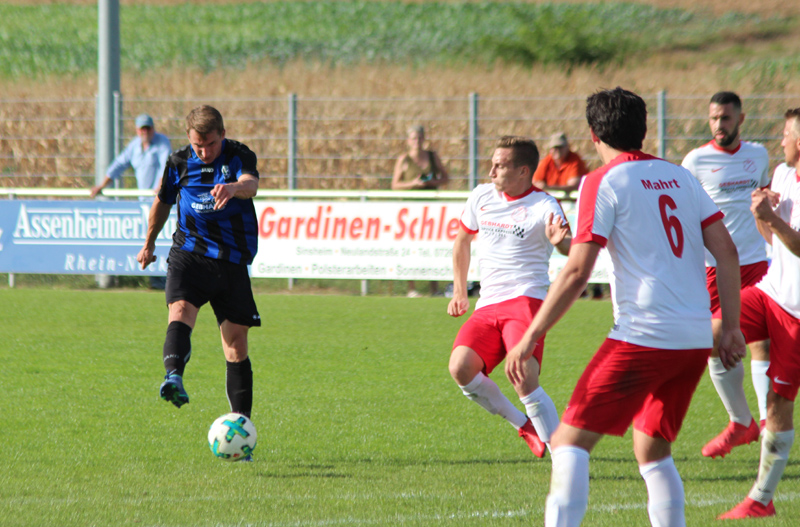 Rohrbachs Fabian Hack (li.) versuchte es im Hinspiel mit einem Distanzschuss. Am Sonntag ist er noch gesperrt.