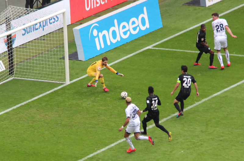 Szalai (re.) verlängert per Hacke und ...