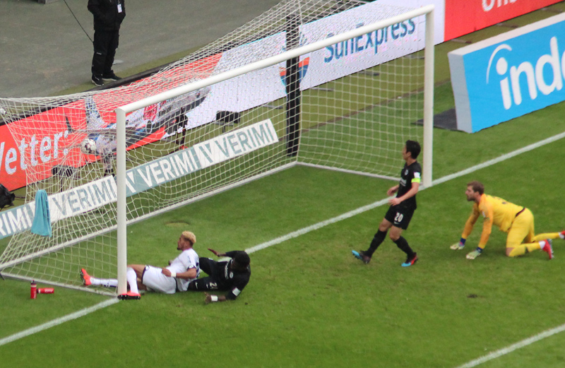 ... und Joelinton (li.) trifft zum 1:1