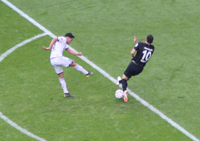 Amiri (li.) mit Distanzschuss