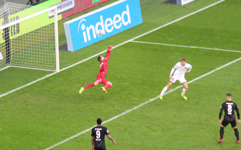 Baumann verhindert einen Gegentreffer reflexartig