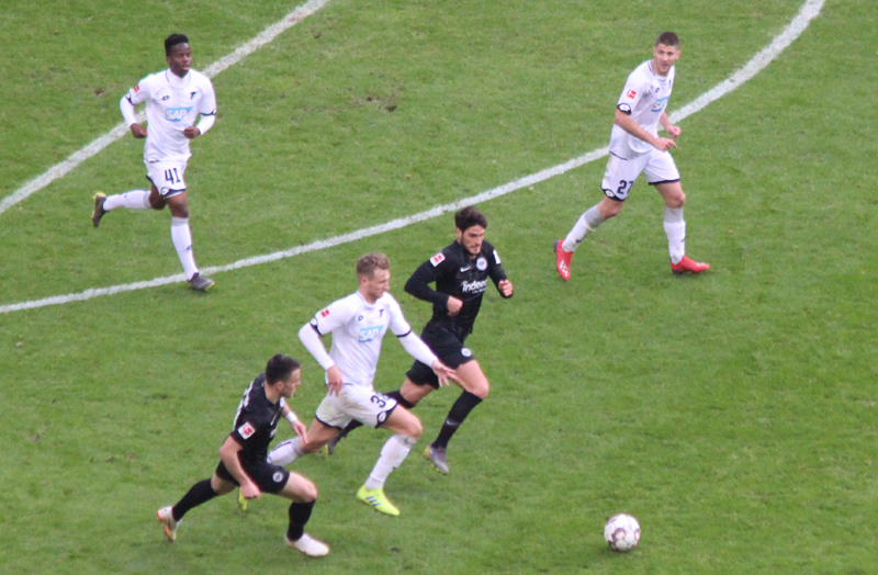 Posch (Mitte) entschärft einen Angriff