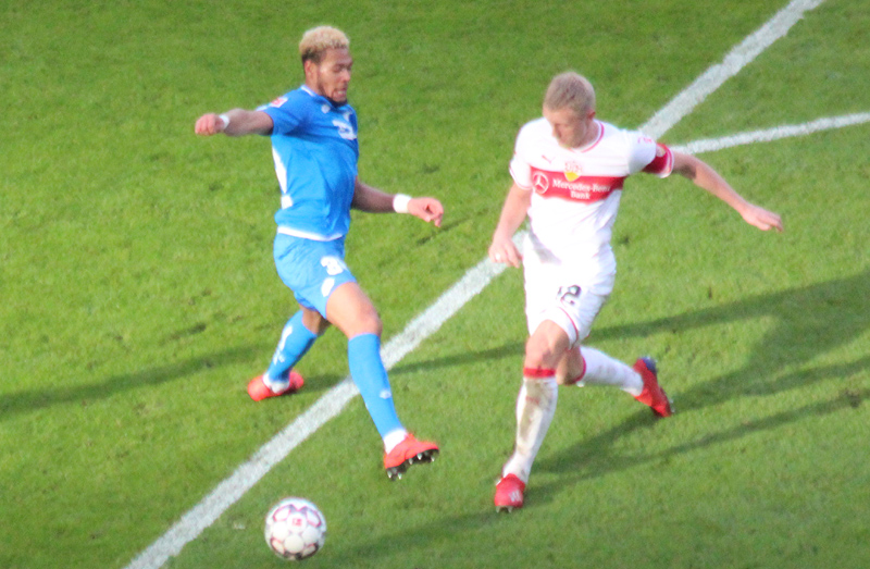 Joelinton (li.) gegen Beck