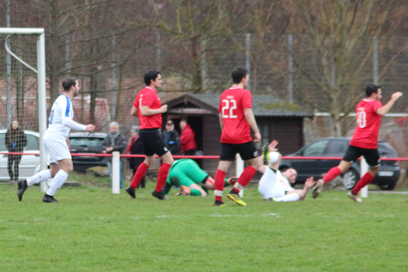 Karolus kommt im Strafraum zu Fall und ...