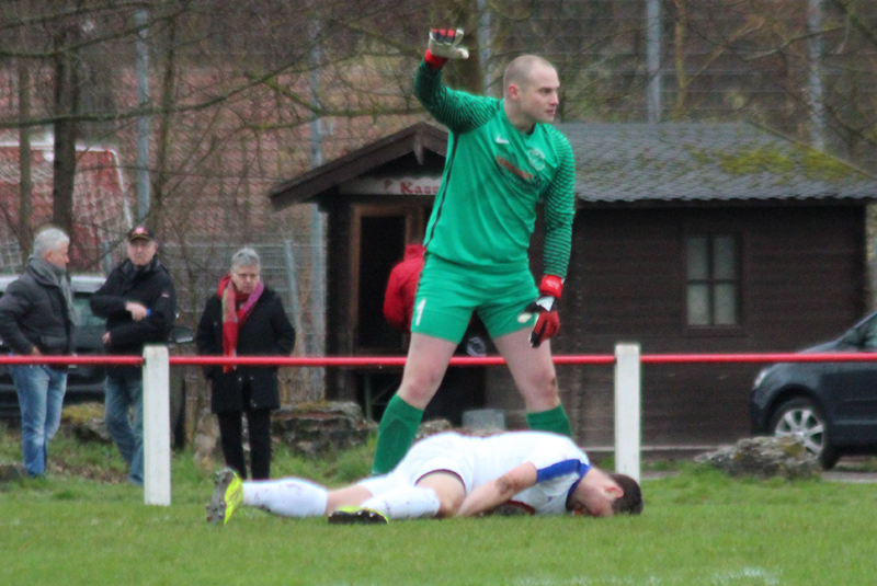 Neckarbischofsheims Torhüter Dennis Weis signalisiert, dass es sich beim verletzten SV-Stürmer wohl um etwas Schlimmers handelt