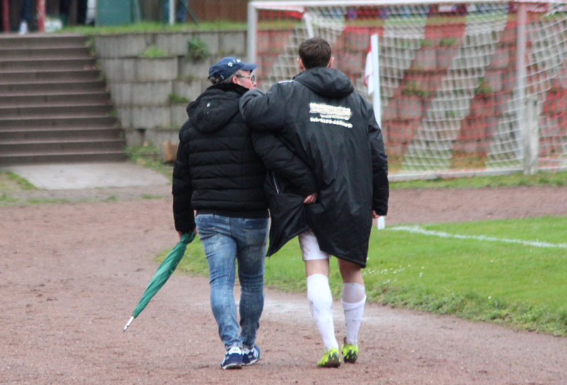 Gestützt von Vater Uwe begibt sich Robin Karolus ins Krankenhaus