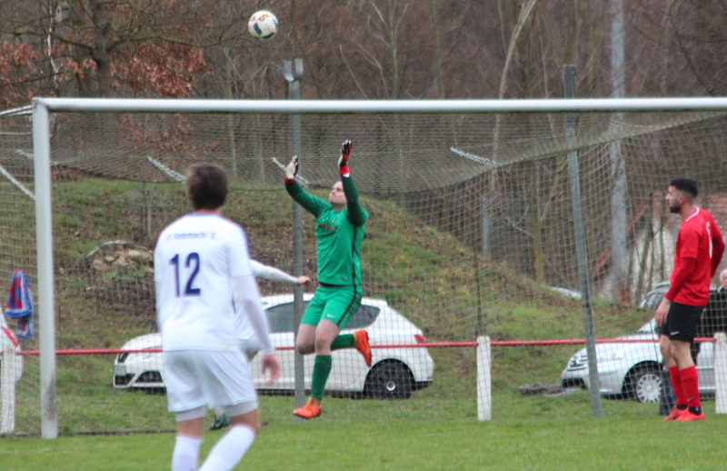 Ein Kopfball von Ohlhauser landet auf der Querlatte