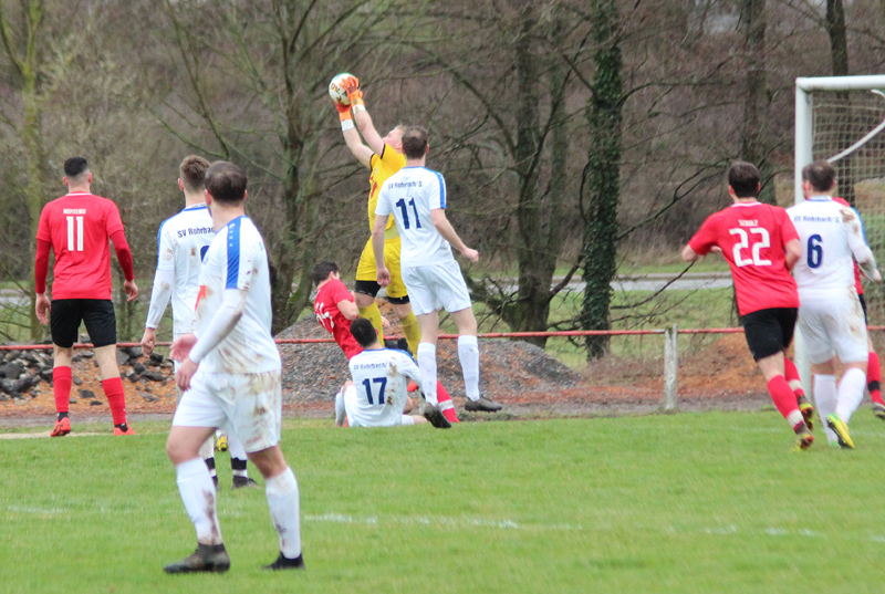 SV-Keeper Romig entschärft eine Flanke