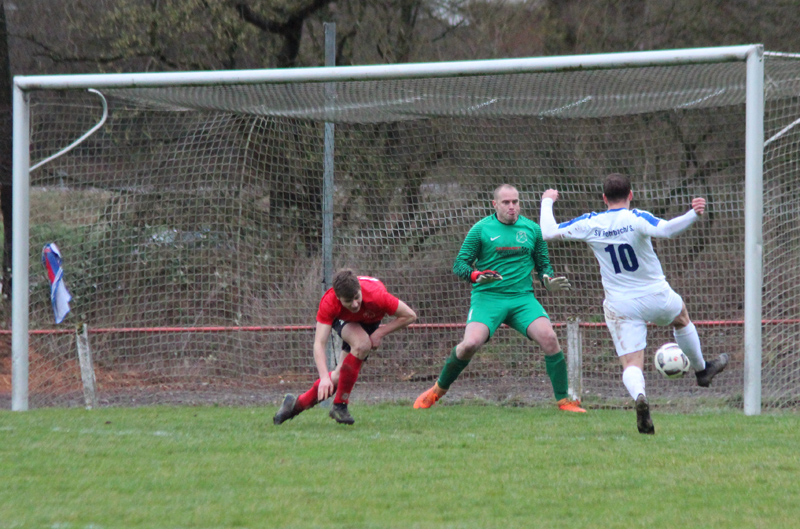 Die größte Ausgleichschance für den SVR vergibt Adrian Neuberger (re.)