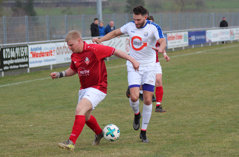 Heinlein (re.) im Zweikampf