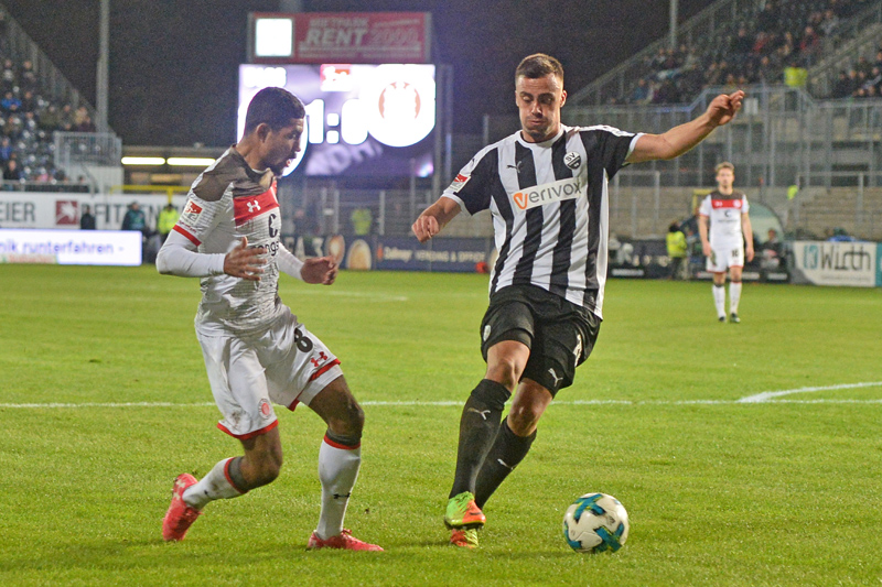 Philipp Förster (re.) kommt vor Hamburgs Jeremy Dudziak an den Ball