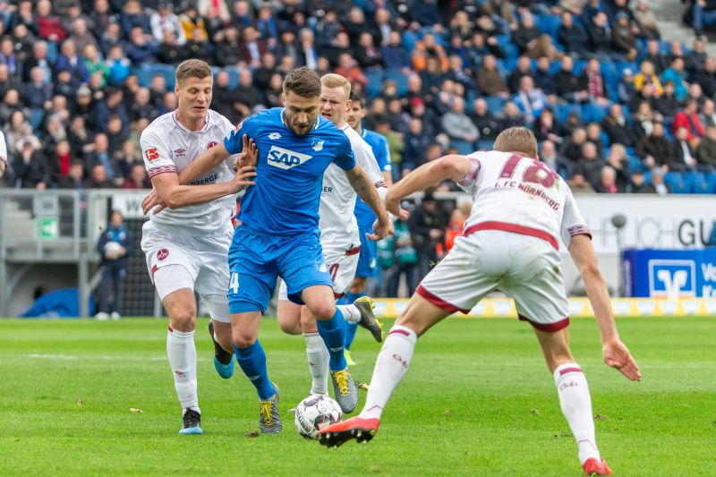 Bicakcic (Mitte) mit Offensivdrang gegen zwei Nürnberger Gegenspieler