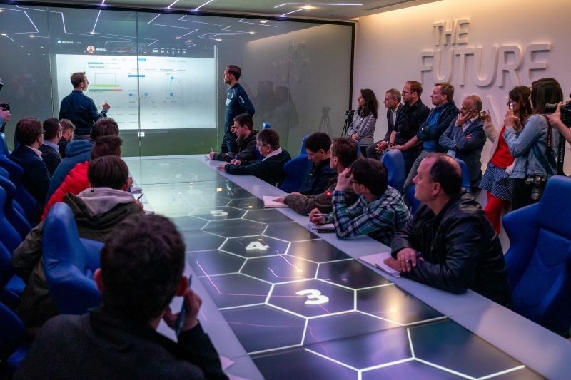 Medienvertreter an den individuell zu bedienenden Touchscreen Glastischen