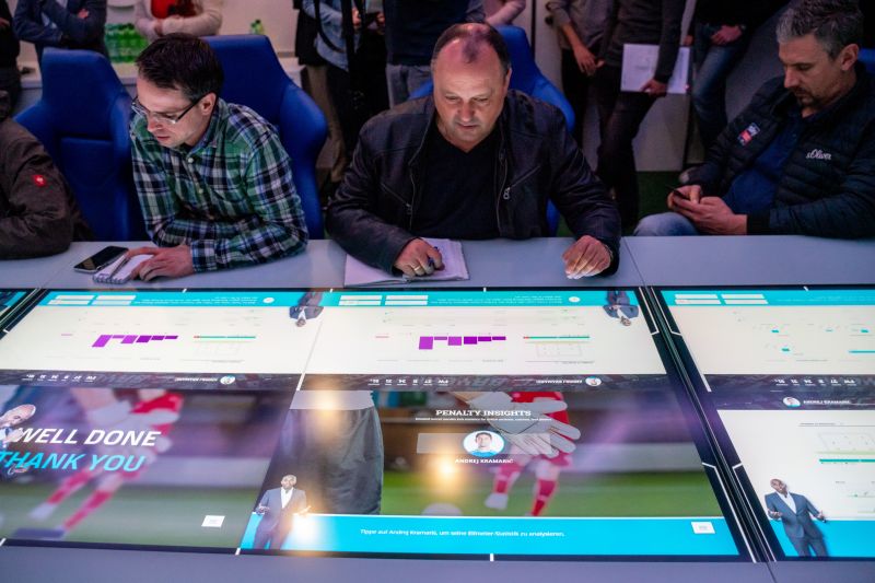 bwa-sport.de-Herausgeber Jürgen Bauer (re.) versucht sich an einem der Touchscreen Glastischen