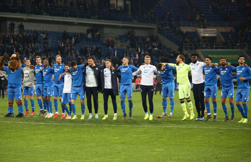 Feiern mit den Fans nach Spielende