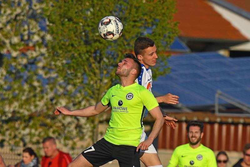 Bauer (re.) gewinnt das Kopfballduell