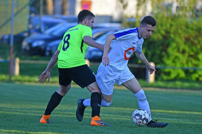 Bauer (re.) setzt sich gegen seine Gegenspieler durch