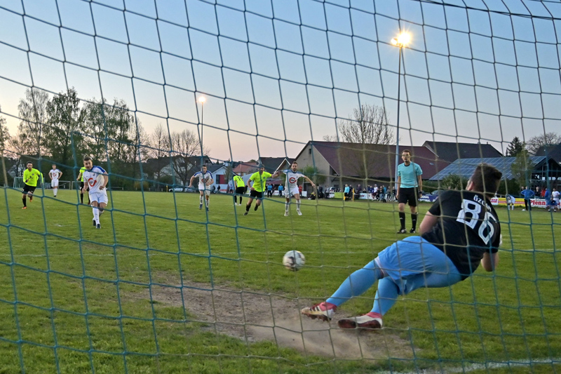 Authenrieth scheitert vom Elfmeterpunkt an Gemmingens Keeper Kabak