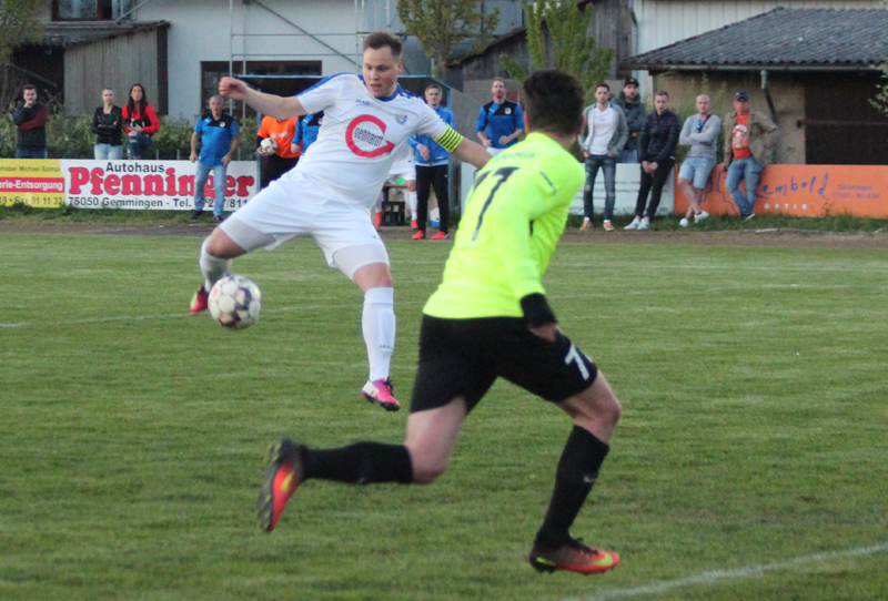 In dieser Aktion sah nur der Linienrichter ein Abseits von Rohrbachs Unser (li.), der zum 1:1-Ausgleich traf.