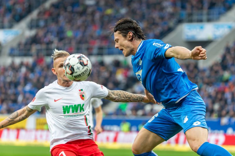 Schulz (re.) im Duell mit dem ehemaligen Hoffenheimer und jetzigen Augsburger Schmid