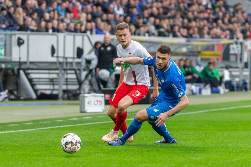 Bicakcic (re.) klärt vor Augsburgs Torjäger Finnbogason