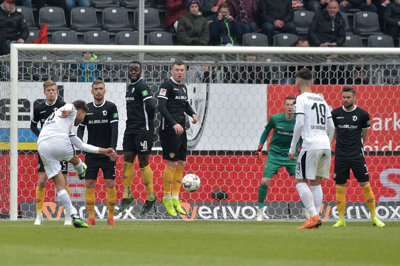 Daghfous nimmt Maß und trifft per Freistoß zum 2:1 gegen Dresden