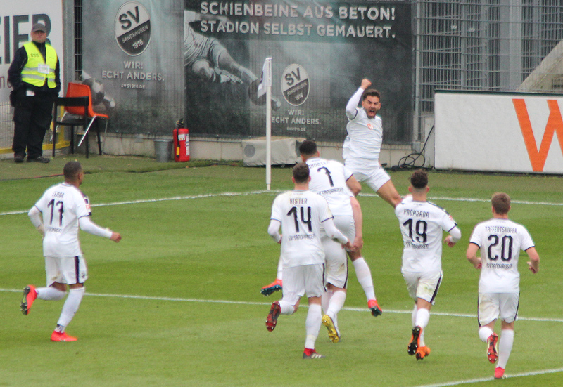 Jubel bei Daghfous (Hintergrund) nach seiner Ecke, die zum 1:1-Ausgleich führte