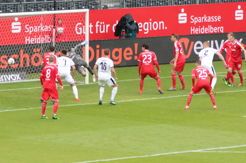 Zhirov (Nummer 2) köpft nach einer Gislason-Ecke zur 3:2-Führung für den SVS