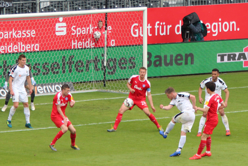 Sandhausens Linsmayer (3. v. r.) verfehlt nur knapp das Kieler Tor
