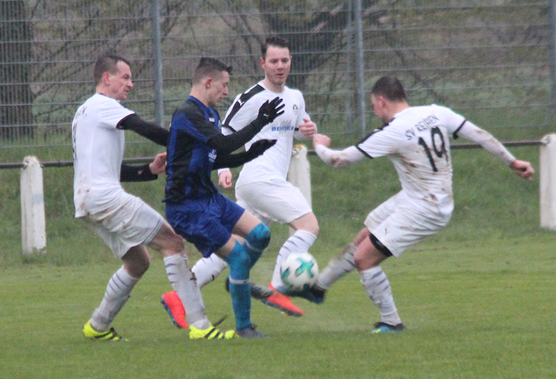 Dennis Bauer muss es hier gleich gegen drei Gegenspielern aufnehmen