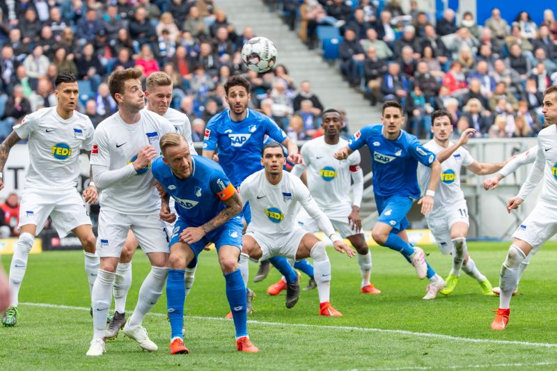 Dichtes Gedränge vor dem Berliner Tor