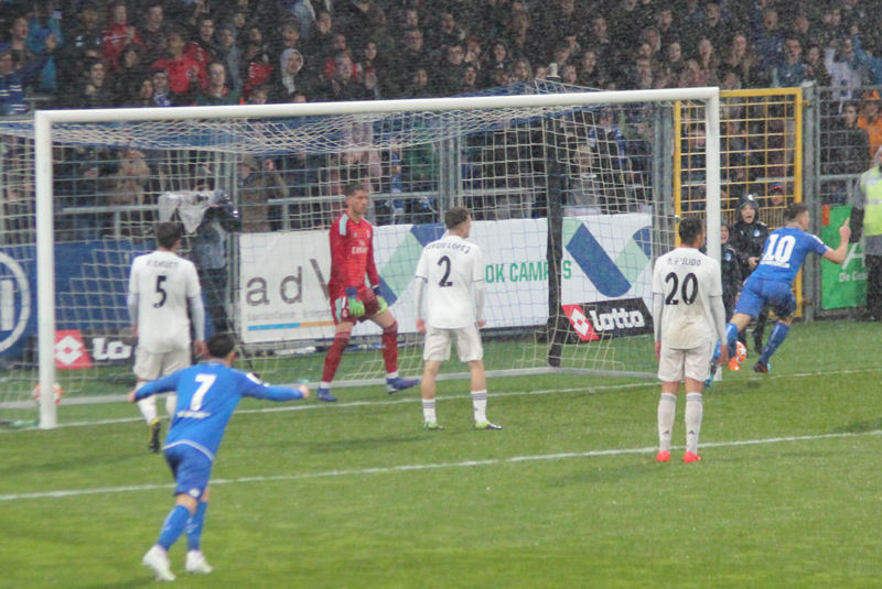 Stojilkovic jubelt nach seinem Kopfballtor