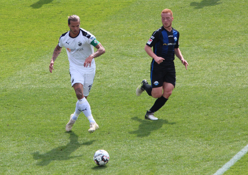 Diekmeier (li.) beim Spielaufbau