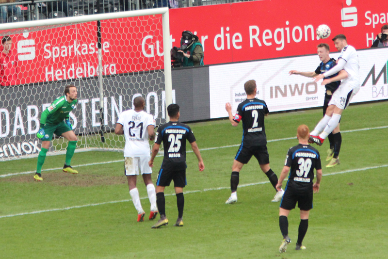 Kister (re.) beim Kopfball