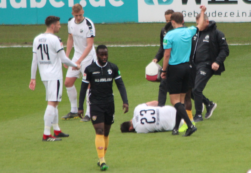 Mit Schmerzen krümmt sich Karl auf dem Boden. Die bittere Diagnose folgte am heutigen Montag: Kreuzbandriss