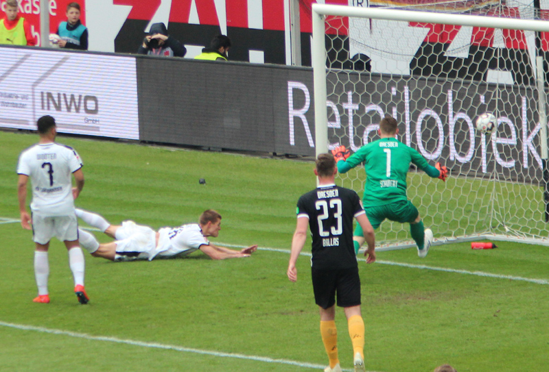 Behrens vergibt per Flugkopfball