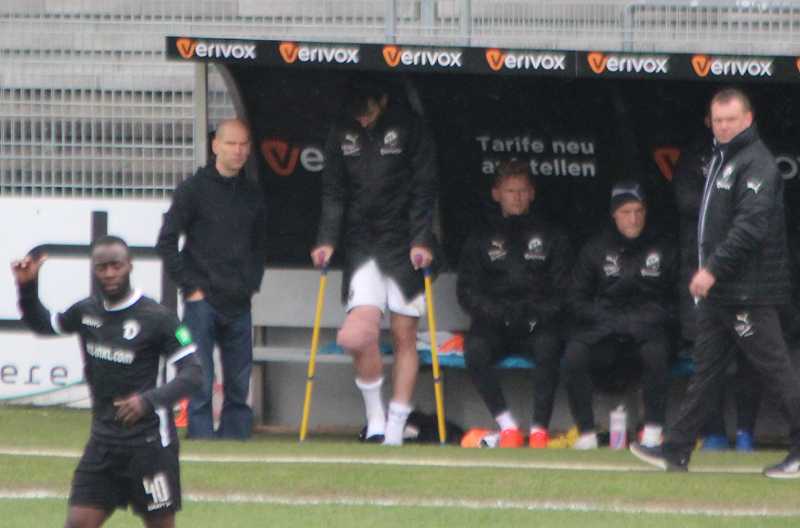 Auf Krücken verfolgt Karl die restliche Spielzeit seiner Mannschaft gegen Dresden