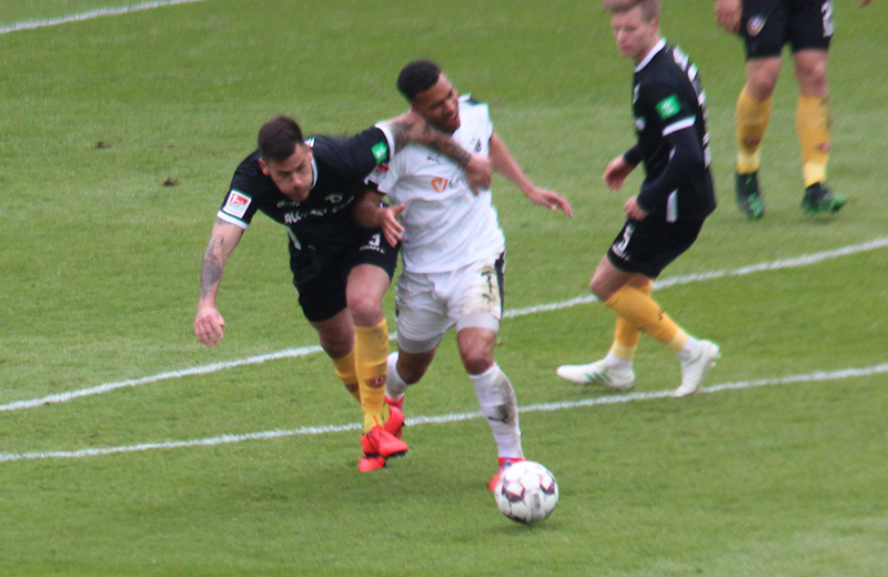 Nach einem Foul an Wooten folgt ein Freistoss, ...