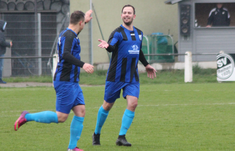 Neuberger (re.) gratuliert Torschütze Unser