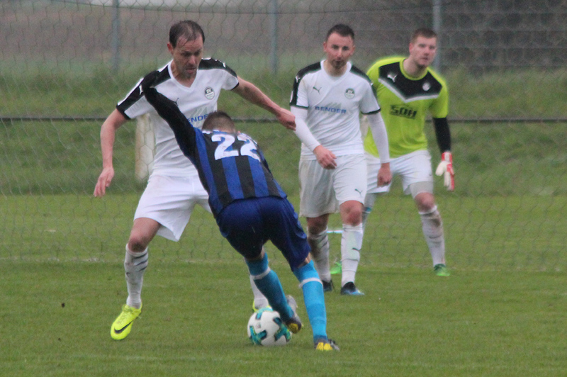 Bauer (Nr. 22) im Duell Eins gegen Eins