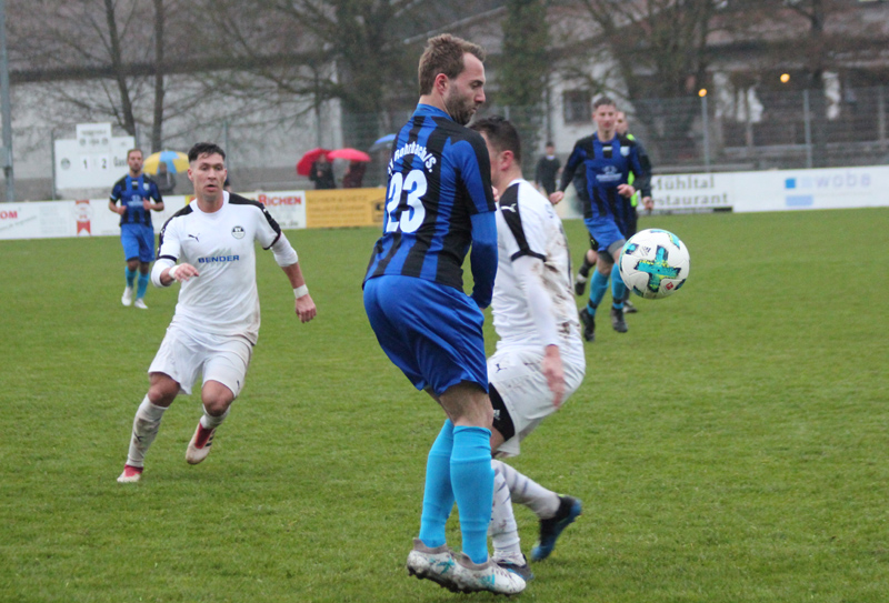 Dowalil (Nr. 23) im Zweikampf