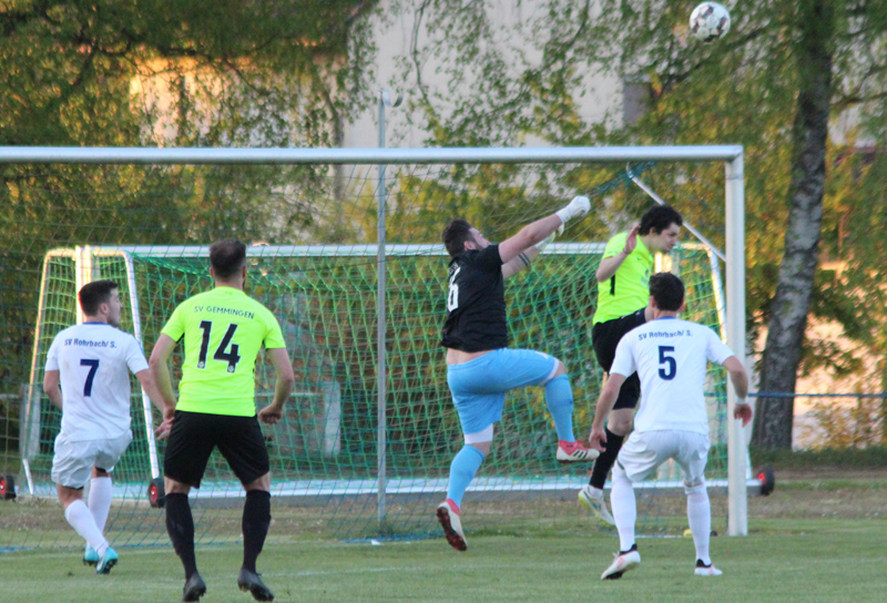 Kabak faustet den Ball aus der Gefahrenzone